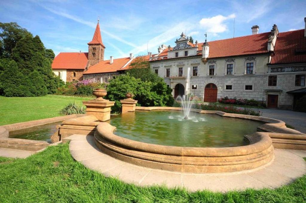 Hotel Floret Prŭhonice Exterior photo